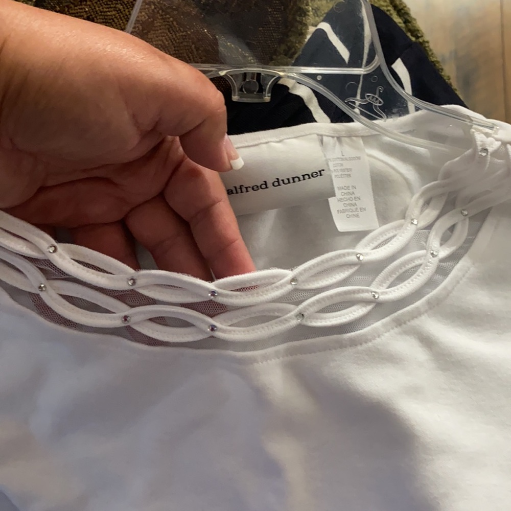 Alfred Dunner white top with pretty collar design - Picture 2 of 5